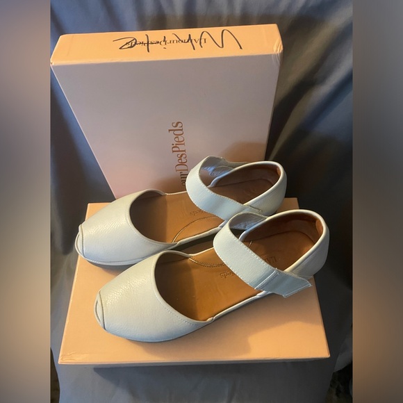 Adamour White Platforms, 9.5 - Picture 2 of 7